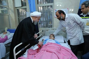 دکتر روحانی از مصدومان زلزله عیادت کرد/ تاکید رییس جمهور بر تسریع در روند درمان حادثه دیدگان