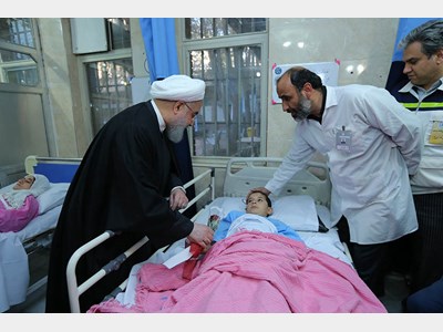 دکتر روحانی از مصدومان زلزله عیادت کرد/ تاکید رییس جمهور بر تسریع در روند درمان حادثه دیدگان